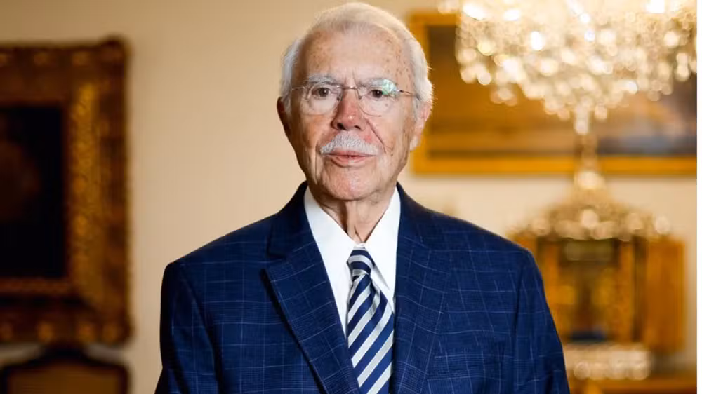 José Sarney: Ex-presidente de 96 anos tem recuperação elogiada após cirurgia de obstrução intestinal e pode ter alta em breve