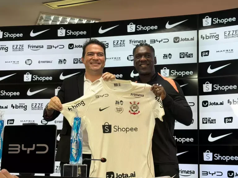 Seedorf, técnico do Corinthians, é apresentado com missão de afastar risco de rebaixamento no Brasileirão, estreia dia 19 e terá cinco dias para ajustar o time