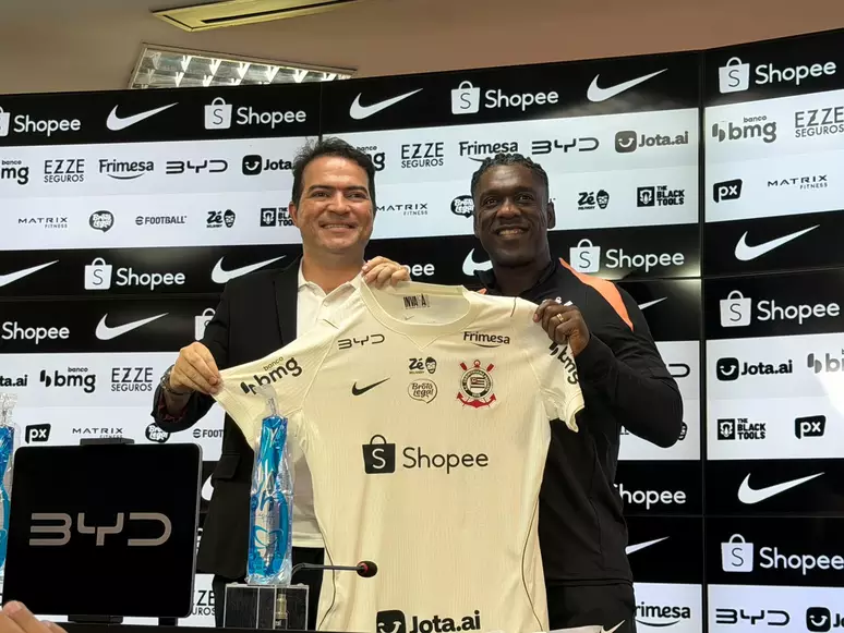 Seedorf, técnico do Corinthians, é apresentado com missão de afastar risco de rebaixamento no Brasileirão, estreia dia 19 e terá cinco dias para ajustar o time