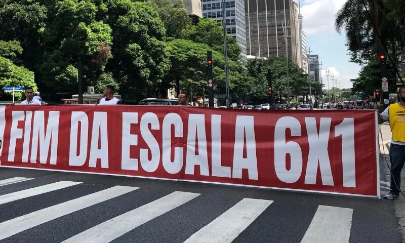 Fim da escala 6×1 aprovado no Senado, PEC da jornada prevê transição para 42 horas em 60 dias e, um ano depois, 40 horas, promulgação pelo Congresso