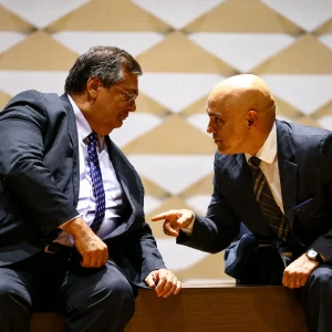 PF alertou sobre sigilo da fonte jornalística, Moraes autorizou inclusão de conversas de Luís Pablo no inquérito, debate entre proteção de fontes e investigação