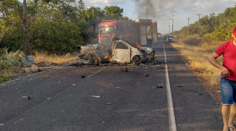 Acidente na PI-215 mata casal e duas crianças entre Campo Maior e Coivaras, carro pega fogo, uma criança em estado grave e IML confirma quatro óbitos