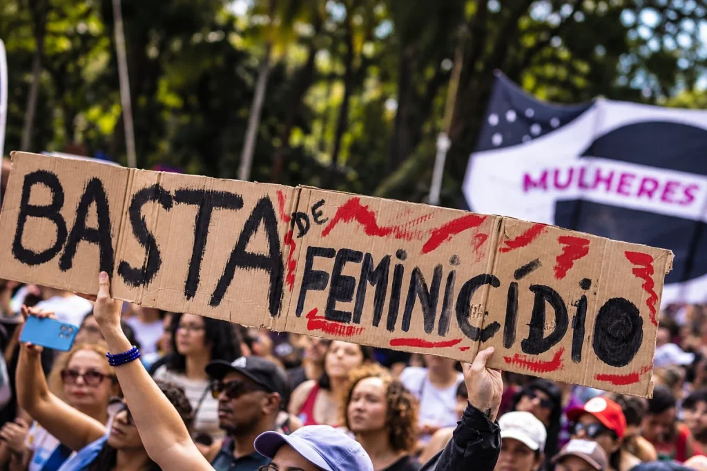 Afastamento remunerado para mulheres vítimas de violência doméstica, Lei Maria da Penha assegura preservação da renda por até seis meses, INSS e empregador dividem responsabilidade