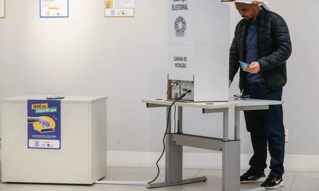 Colinha eleitoral: TSE incentiva levar modelo em papel para votar neste domingo, veja regras, ordem de cargos, documentos necessários e como baixar