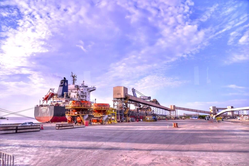 Comércio exterior do Maranhão registra US$ 2,85 bilhões em vendas até julho e mantém superávit, pauta concentrada em soja, alumina, celulose e China