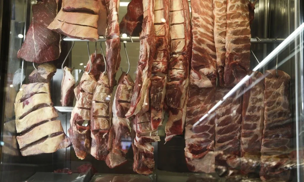 China impõe taxa de 55% sobre carne brasileira: Entenda o impacto na exportação e o que dizem os frigoríficos