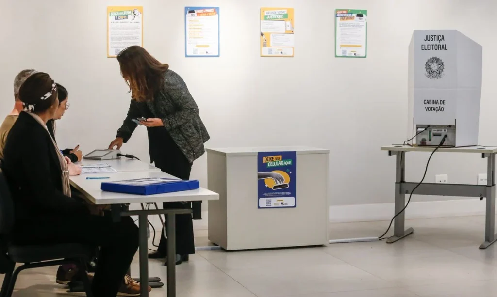 Apuração dos votos, passo a passo: como a urna eletrônica imprime o boletim, envia a mídia ao TSE, checa assinatura digital e consolida resultados oficialmente