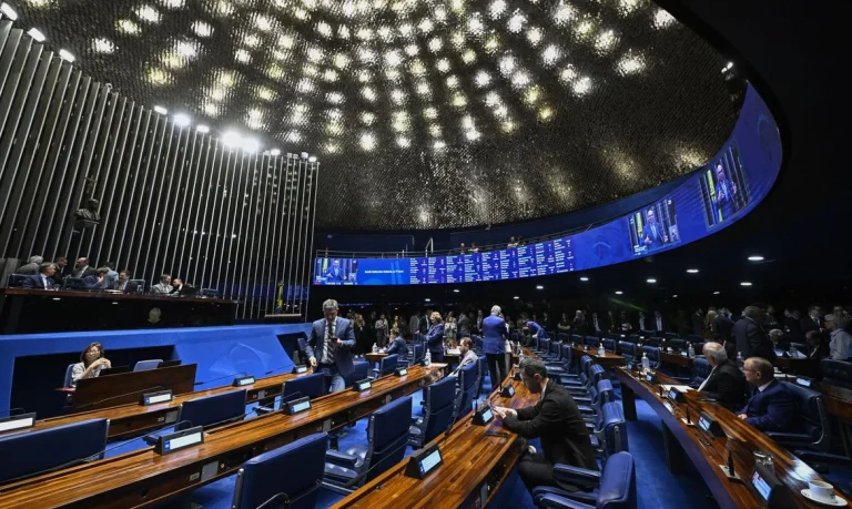 Fim da escala 6×1: Senado começa a analisar PEC que fixa jornada de 40 horas, prevê 14 meses de transição, dois dias de repouso e precisa de 49 votos