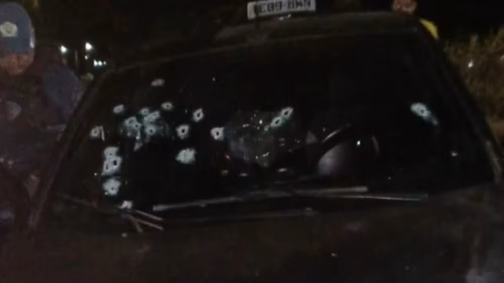 Tragédia em Vargem Grande: Homem morre baleado dentro de carro após suposta emboscada; investigações apontam tiro acidental