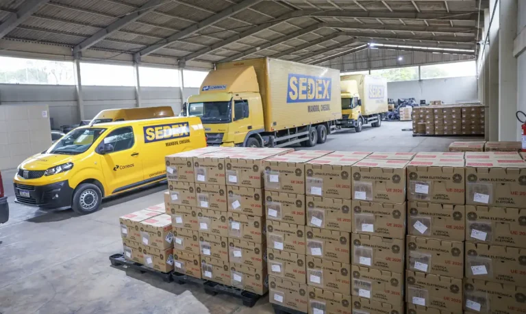 Eleições: Justiça Eleitoral mobiliza quase 500 mil urnas eletrônicas, 64 mil reservas e logística por terra, mar e ar para votação deste domingo