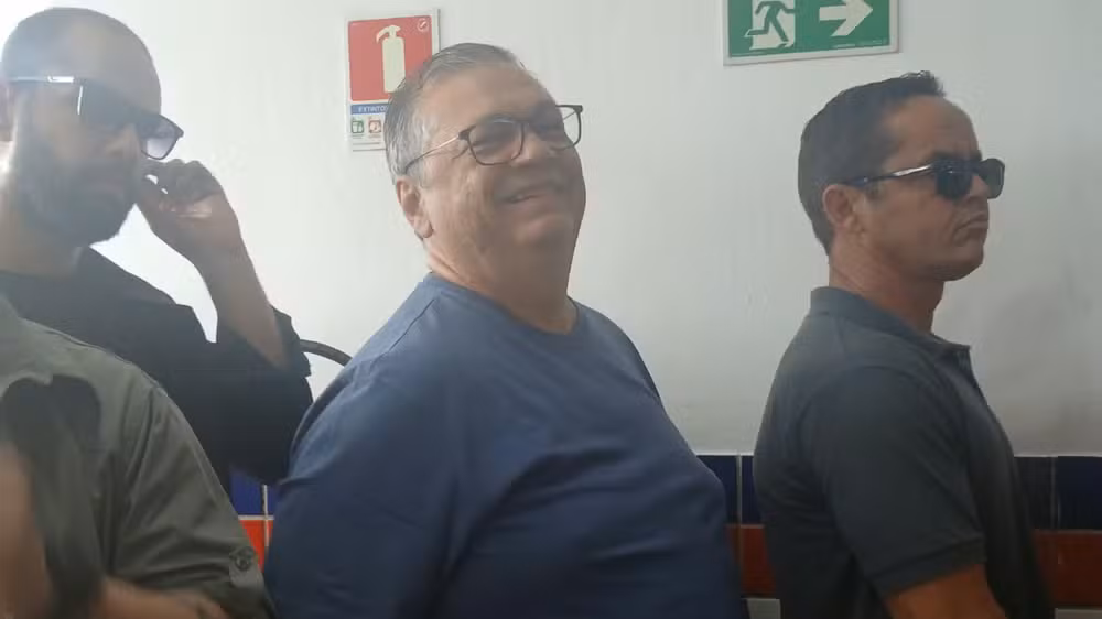 Flávio Dino vota em São Luís: Ministro do STF destaca importância da democracia e mantém silêncio político