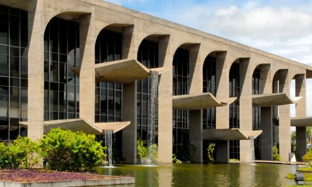 313 crimes eleitorais registrados pelo Ministério da Justiça até às 14h, 130 casos de propaganda irregular, Minas, Rio Grande do Sul e Sergipe lideram