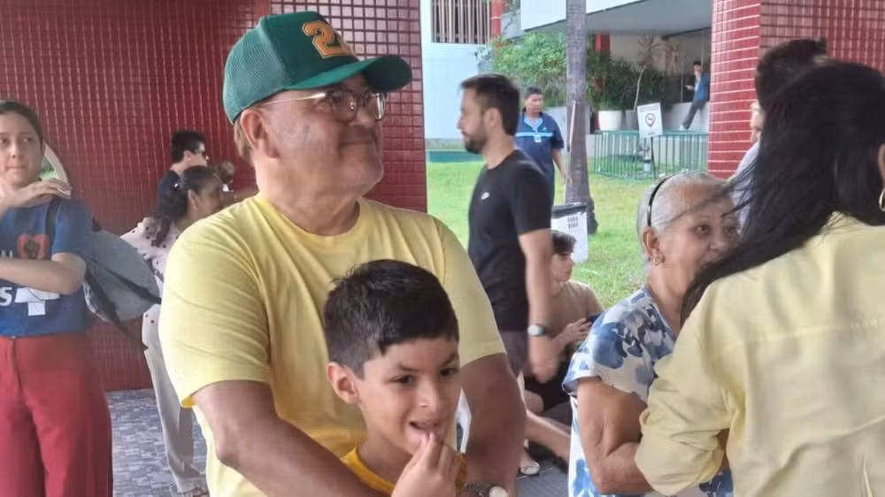 Roberto Rocha (PRTB) vota em São Luís e reforça apoio a Flávio Bolsonaro, apostando em segundo turno no Maranhão
