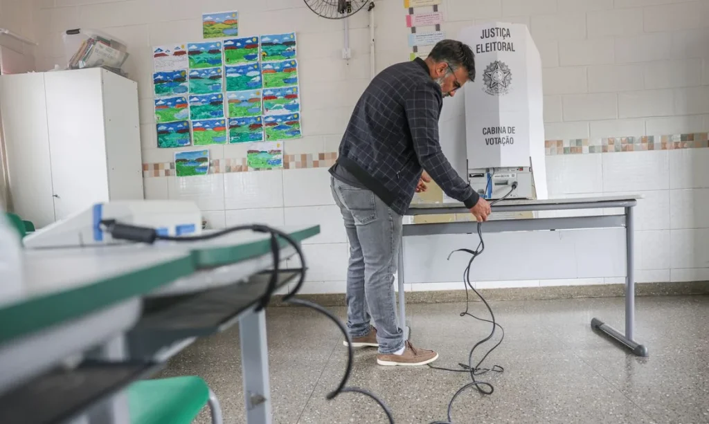 76 urnas eletrônicas substituídas no Paraná, 334 ocorrências registradas no dia da eleição, movimentação intensa em Curitiba e mais de 1,4 milhão aptos na capital