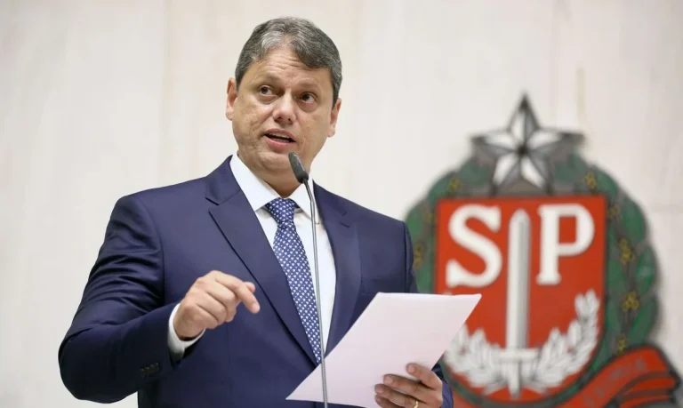 Tarcísio reeleito em São Paulo com 62% dos votos válidos, vitória ampla sobre Haddad e fortalecimento político com privatizações e aliados no Senado