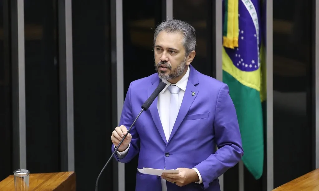 Elmano de Freitas reeleito no Ceará com 53,19% em primeiro turno, amplia base de Lula, derrota Ciro Gomes e altera mapa político estadual e nacional