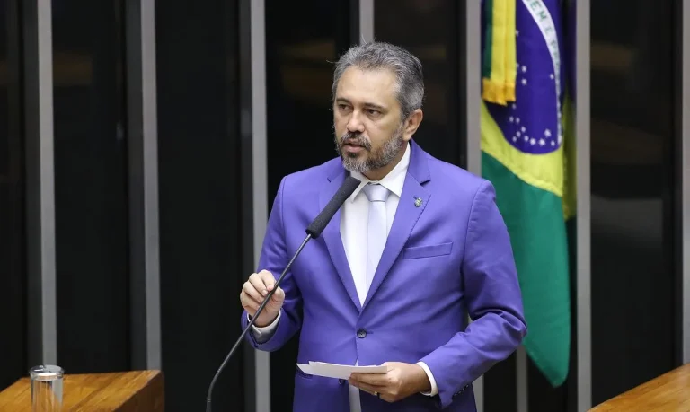 Elmano de Freitas reeleito no Ceará com 53,19% em primeiro turno, amplia base de Lula, derrota Ciro Gomes e altera mapa político estadual e nacional