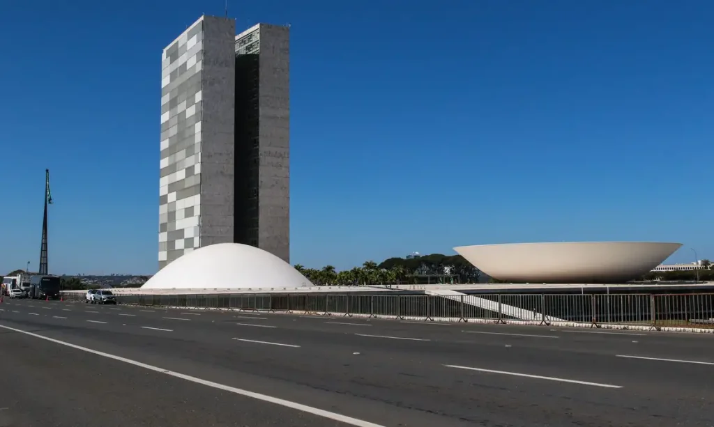PL domina Congresso e amplia poder, com 121 deputados e 19 senadores eleitos, dobradinhas em estados-chave e impacto na governabilidade nacional