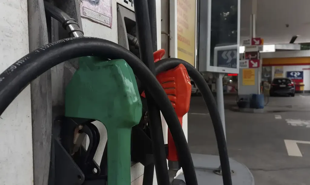 Gasolina zerada de impostos e subsídios de combustíveis ampliados: entenda o impacto nos preços e no bolso do consumidor