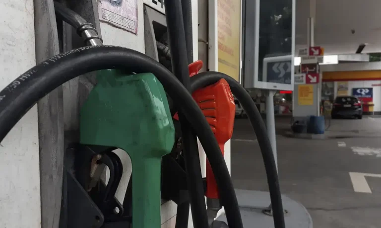 Gasolina zerada de impostos e subsídios de combustíveis ampliados: entenda o impacto nos preços e no bolso do consumidor