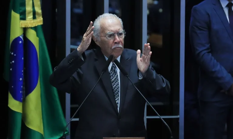 José Sarney, 96 anos, internado na UTI do UDI Hospital em São Luís após cirurgia de reversão de obstrução intestinal, permanece estável e segue acompanhado por equipes médicas