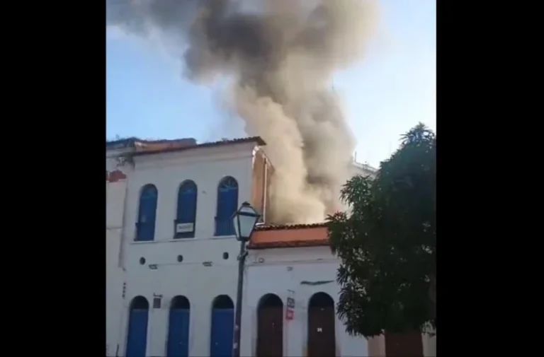 Incêndio atinge casarão e danifica o Bar do Porto no Centro Histórico de São Luís, teto, móveis e eletrodomésticos foram afetados, perícia foi acionada