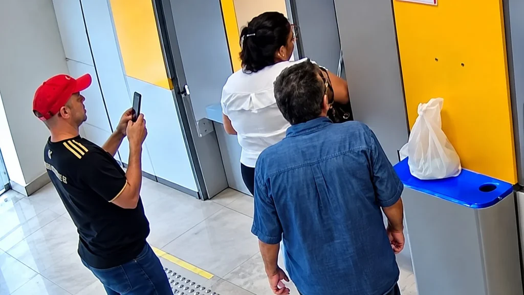 Golpe bancário em agência no Maranhão deixa idoso sem R$ 100 mil, câmeras mostram mulher digitando senha e polícia busca quatro pessoas suspeitas