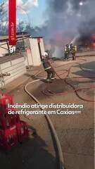 Incêndio em Fábrica de Refrigerantes no Maranhão: Cinco Veículos Destruídos e Paletes em Chamas