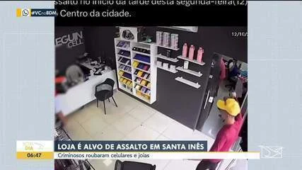 Câmera flagra homem armado assaltando loja de celulares em Santa Inês e roubando 5 aparelhos e 3 relógios; vídeo choca